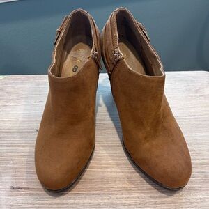 White Mountain Women’s Brown Suede Ankle Booties Buckle Accents 3” Heel Size 8